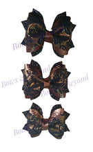 Load image into Gallery viewer, Bronze floral pinch bow